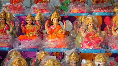 Yeni yapılmış tanrıça Lakshmi 'nin güzel heykelleri Diwali Festivali sırasında satılığa çıkarıldı. Diwali kutlaması için el yapımı Laxmi putları satmaya hazır..