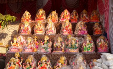 Yeni yapılmış tanrıça Lakshmi 'nin güzel heykelleri Diwali Festivali sırasında satılığa çıkarıldı. Diwali kutlaması için el yapımı Laxmi putları satmaya hazır..