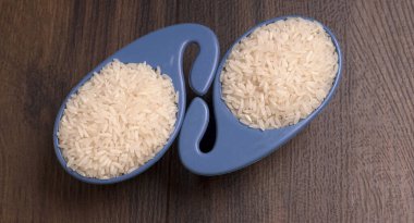 Ahşap zemin üzerinde beyaz pirinç yakın çekim 