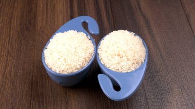 Ahşap zemin üzerinde beyaz pirinç yakın çekim 