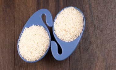 Ahşap zemin üzerinde beyaz pirinç yakın çekim 