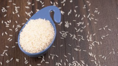 Ahşap zemin üzerinde beyaz pirinç yakın çekim 