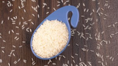 Ahşap zemin üzerinde beyaz pirinç yakın çekim 