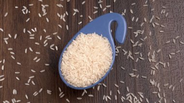 Ahşap zemin üzerinde beyaz pirinç yakın çekim 