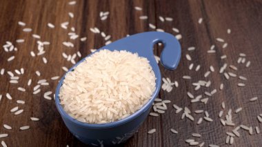 Ahşap zemin üzerinde beyaz pirinç yakın çekim 