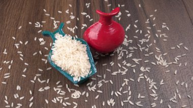 Ahşap zemin üzerinde beyaz pirinç yakın çekim 