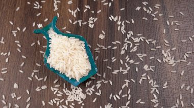 Ahşap zemin üzerinde beyaz pirinç yakın çekim 