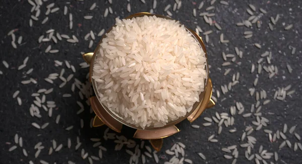 灰色の背景に白い米の閉鎖 — ストック写真