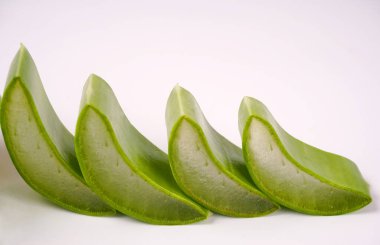 Bir kase Aloe Vera yaprağı ve Aloe Vera jeli. Aloe Vera cilt bakımı ve saç bakımı için çok faydalı bir bitkisel ilaçtır.