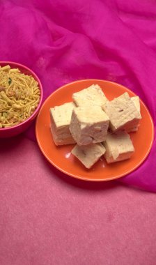 Patisa ya da Soan Papdi. Popüler Hint küpleri gevrek ve gevrek tatlı şeklinde..