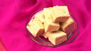 Patisa ya da Soan Papdi. Popüler Hint küpleri gevrek ve gevrek tatlı şeklinde..