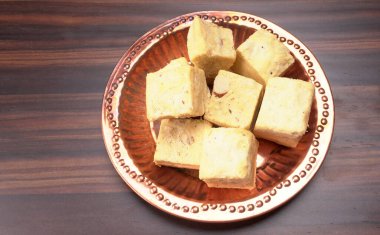 Patisa ya da Soan Papdi. Popüler Hint küpleri gevrek ve gevrek tatlı şeklinde..