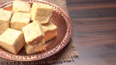 Patisa ya da Soan Papdi. Popüler Hint küpleri gevrek ve gevrek tatlı şeklinde..