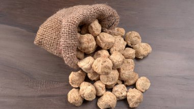Ahşap arka planda çiğ soya parçaları. Sağlıklı, besleyici soya fasulyesi, kasede parçalar. Vejetaryen gıda konsepti.
