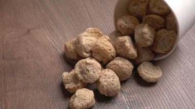 Çiğ soya parçaları kasede. Sağlıklı, besleyici soya eti, beyaz kasede parçalar. Vejetaryen gıda konsepti.