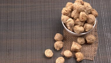 Çiğ soya parçaları kasede. Sağlıklı, besleyici soya eti, beyaz kasede parçalar. Vejetaryen gıda konsepti.