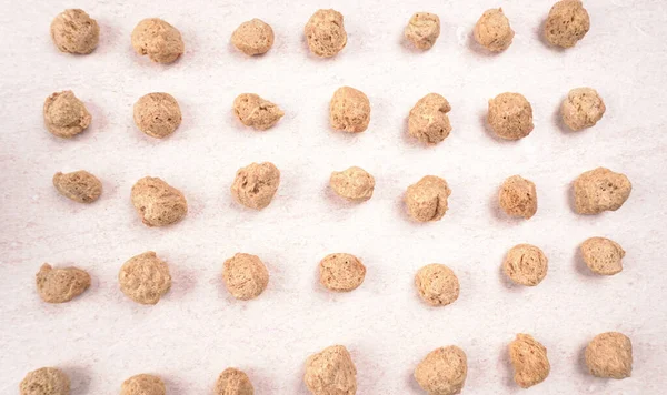 Ahşap arka planda çiğ soya parçaları. Sağlıklı, besleyici soya fasulyesi, kasede parçalar. Vejetaryen gıda konsepti.