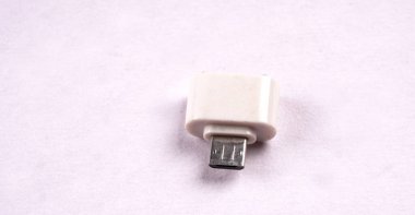 USB OTG bağlantısının üst görünümü beyazda izole edildi.
