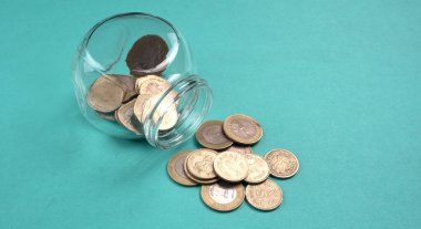 Bir kavanoz bozuk para ve para. Para tasarrufu finansal konsepti, Para Büyümesi.