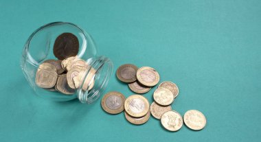 Bir kavanoz bozuk para ve para. Para tasarrufu finansal konsepti, Para Büyümesi.