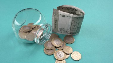 Bir kavanoz bozuk para ve para. Para tasarrufu finansal konsepti, Para Büyümesi.