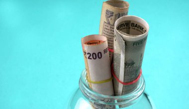 Bir kavanoz bozuk para ve para. Para tasarrufu finansal konsepti, Para Büyümesi.