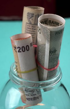 Bir kavanoz bozuk para ve para. Para tasarrufu finansal konsepti, Para Büyümesi.