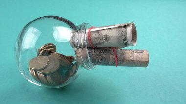 Bir kavanoz bozuk para ve para. Para tasarrufu finansal konsepti, Para Büyümesi.