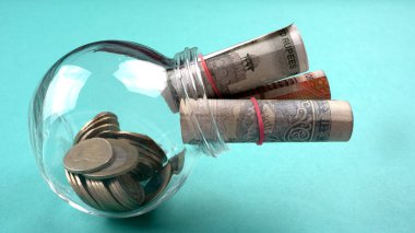 Bir kavanoz bozuk para ve para. Para tasarrufu finansal konsepti, Para Büyümesi.