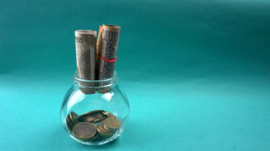 Bir kavanoz bozuk para ve para. Para tasarrufu finansal konsepti, Para Büyümesi.