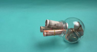 Bir kavanoz bozuk para ve para. Para tasarrufu finansal konsepti, Para Büyümesi.