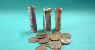 Madeni paralar ve beş yüz iki yüz yeni Hint doları para tasarrufu kavramı, para büyümesi için.