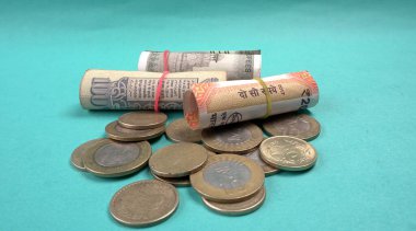 Madeni paralar ve beş yüz iki yüz yeni Hint doları para tasarrufu kavramı, para büyümesi için.