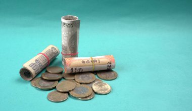 Madeni paralar ve beş yüz iki yüz yeni Hint doları para tasarrufu kavramı, para büyümesi için.