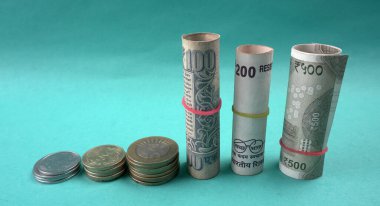 Madeni paralar ve beş yüz iki yüz yeni Hint doları para tasarrufu kavramı, para büyümesi için.