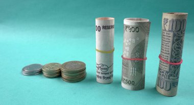 Madeni paralar ve beş yüz iki yüz yeni Hint doları para tasarrufu kavramı, para büyümesi için.