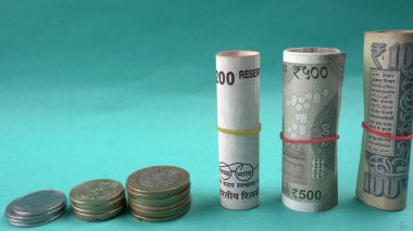 Madeni paralar ve beş yüz iki yüz yeni Hint doları para tasarrufu kavramı, para büyümesi için.