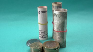 Madeni paralar ve beş yüz iki yüz yeni Hint doları para tasarrufu kavramı, para büyümesi için.