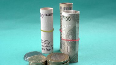 Madeni paralar ve beş yüz iki yüz yeni Hint doları para tasarrufu kavramı, para büyümesi için.