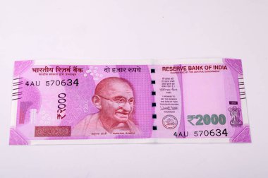 Yeni Hint Para Birimi 9 Kasım 2016 'da yayınlandı, para birimi notları beyaz arka planda, yeni para birimi 2000 rupi.