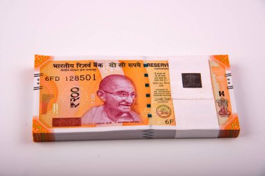 Yepyeni Hint para birimi banknotları, 200 rupi. Başarı ve işten kazanç sağlamak. Mal ve hizmetlere GST vergisi.