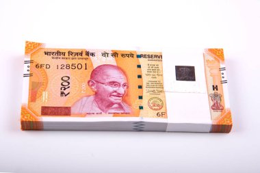 Yepyeni Hint para birimi banknotları, 200 rupi. Başarı ve işten kazanç sağlamak. Mal ve hizmetlere GST vergisi.