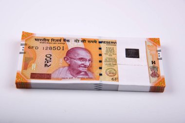 Yepyeni Hint para birimi banknotları, 200 rupi. Başarı ve işten kazanç sağlamak. Mal ve hizmetlere GST vergisi.