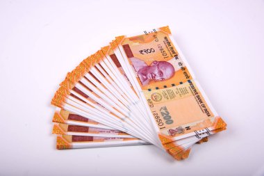 Yepyeni Hint para birimi banknotları, 200 rupi. Başarı ve işten kazanç sağlamak. Mal ve hizmetlere GST vergisi.