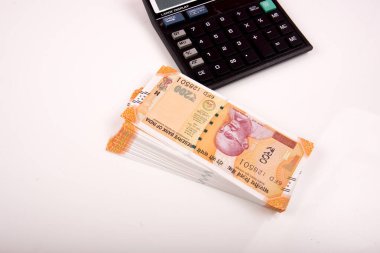 Beyaz arka planda izole edilmiş 200 Hint Rupisi, para ve hesap makinesi serisi ile başarıya ulaştık ve karımız oldu..