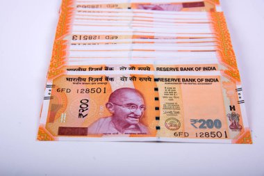 Yepyeni Hint para birimi banknotları, 200 rupi. Başarı ve işten kazanç sağlamak. Mal ve hizmetlere GST vergisi.