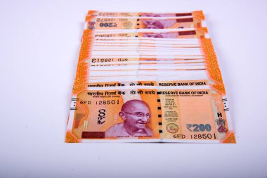 Yepyeni Hint para birimi banknotları, 200 rupi. Başarı ve işten kazanç sağlamak. Mal ve hizmetlere GST vergisi.