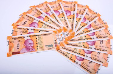 Yepyeni Hint para birimi banknotları, 200 rupi. Başarı ve işten kazanç sağlamak. Mal ve hizmetlere GST vergisi.