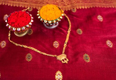 Hint Festivali: Rakhi, pirinç taneleri, kumkum, tatlılar ve şık bir Rakhi tabağında diya. Geleneksel Hint bilekliği Kardeşler ve Kız Kardeşler arasındaki aşkın sembolüdür.