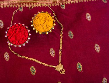 Hint Festivali: Kumkumlu Rakhi, tatlı ve zarif bir Rakhi tabağında diya. Geleneksel Hint bilekliği Kardeşler ve Kız Kardeşler arasındaki aşkın sembolüdür.